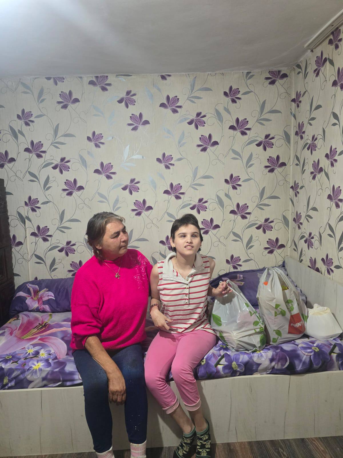 fetita oarba cu nevoie de ajutor